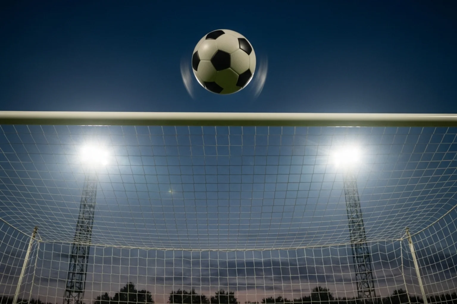 Fußball fliegt knapp über die Torlatte — symbolisiert die Over/Under-Linie bei Torwetten