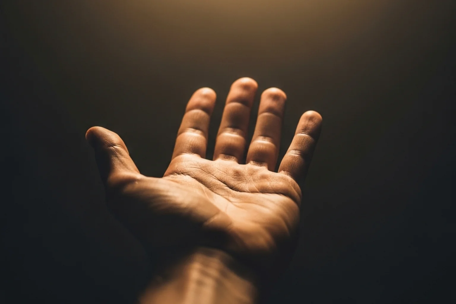 Ausgestreckte helfende Hand im warmen Licht — Symbolbild für Hilfe bei Spielsucht